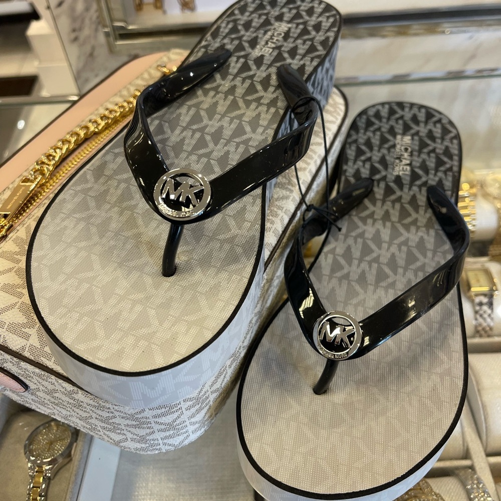 Michael Kors BEDFORD FLIP FLOP
PVC/OMBRE MK SIG
49R6BDFA1Q
Black 
NWT
Platforms - Picture 8 of 16